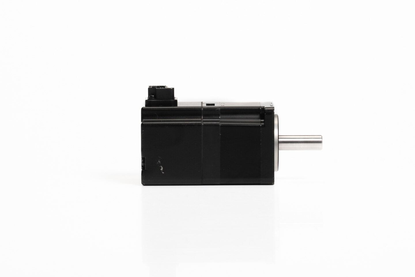 安川電機 ACサーボモータ SGMJV-A5ADA21