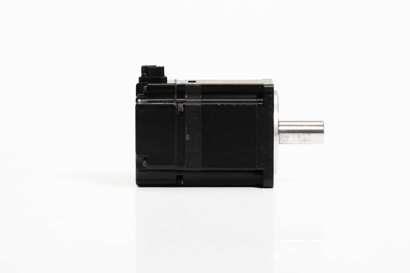 安川電機 ACサーボモータ SGMAV-02ADA21 (シャフトに多少の錆)