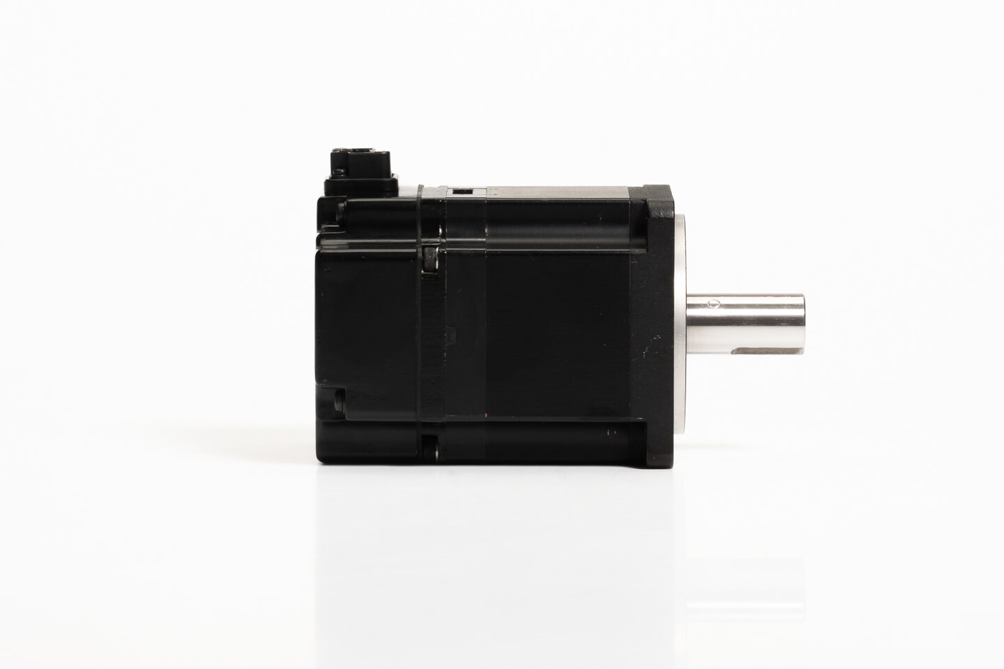 安川電機 ACサーボモータ SGMJV-02ADA61 (シャフトにキズ)