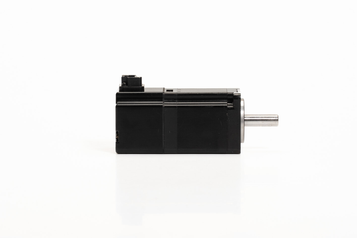 安川電機 ACサーボモータ SGMAS-01ACA21 (05年製)