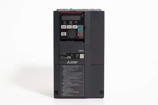 三菱 インバータ FR-A820-2.2K-1 (通電時間41070h・CC-Link)