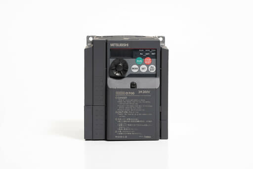 三菱 インバータ FR-D720-2.2K (通電時間3516h)