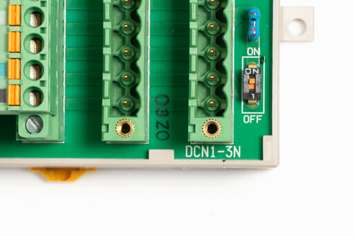 オムロン デバイスネット3分岐タップ DCN1-3N | 保守部品.com
