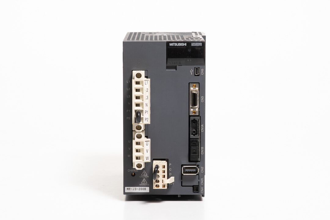 三菱 ACサーボアンプ MR-J3-200B (電源ON累積時間137421h・割れ)