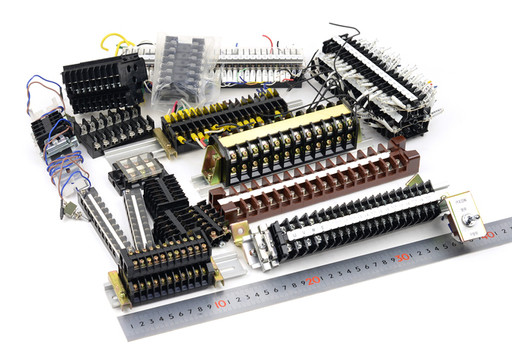 いろいろな端子台 約3.2kg入り